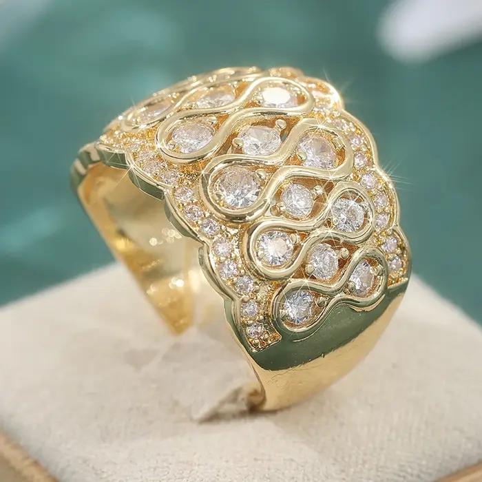 Bague Magnifique Plaqué Or avec Zirconiums Synthétiques Pavés pour Femme – Bijou de Mode Élégant pour Banquets et Festivals