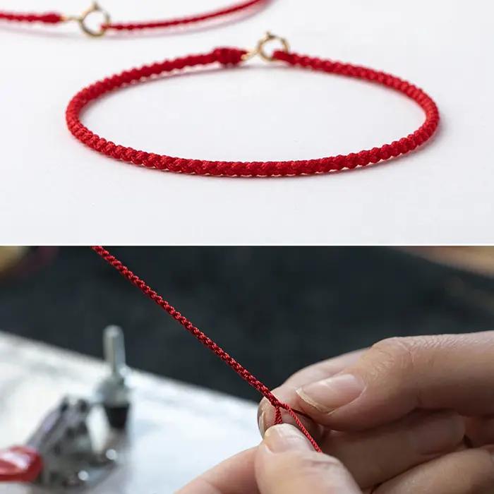 Bracelet à cordes rouges fait à la main avec fermoir plaqué or