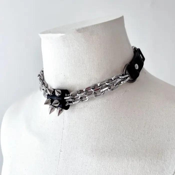 Un collier punk, chaîne de clavicule à la mode et polyvalente