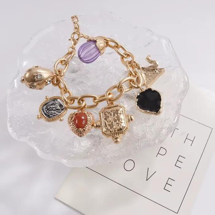 Bracelet à breloques dorées et pierres colorées à chaîne épaisse et longueur ajustable pour femme