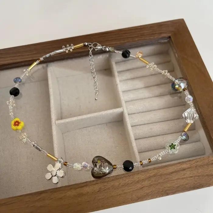 Collier fleurs à ras du cou en perles cristal délicat