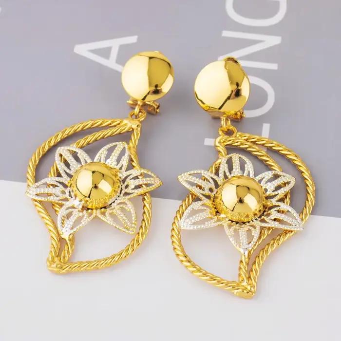 Ensemble de bijoux dorés élégants pour femmes, collier de fleurs, bracelet, bague et boucles d'oreilles pour occasions spéciales comme le mariage, Pâques et les anniversaires