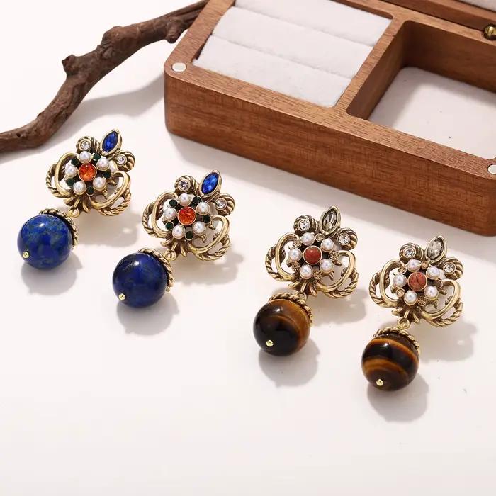 Boucles d'oreilles pendantes en Lapis Lazuli d'inspiration vintage avec des accents de perles et de cristaux colorés - Bijoux bohème en ton or