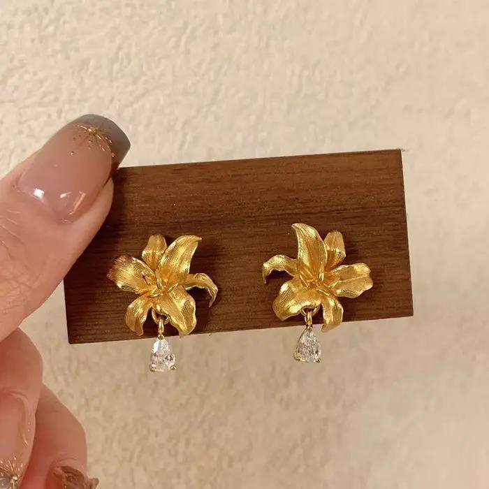 Boucles d'oreilles en cristal de luxe en forme de fleur de lys pour femmes, élégantes et sophistiquées pour mariage, banquets et occasions spéciales
