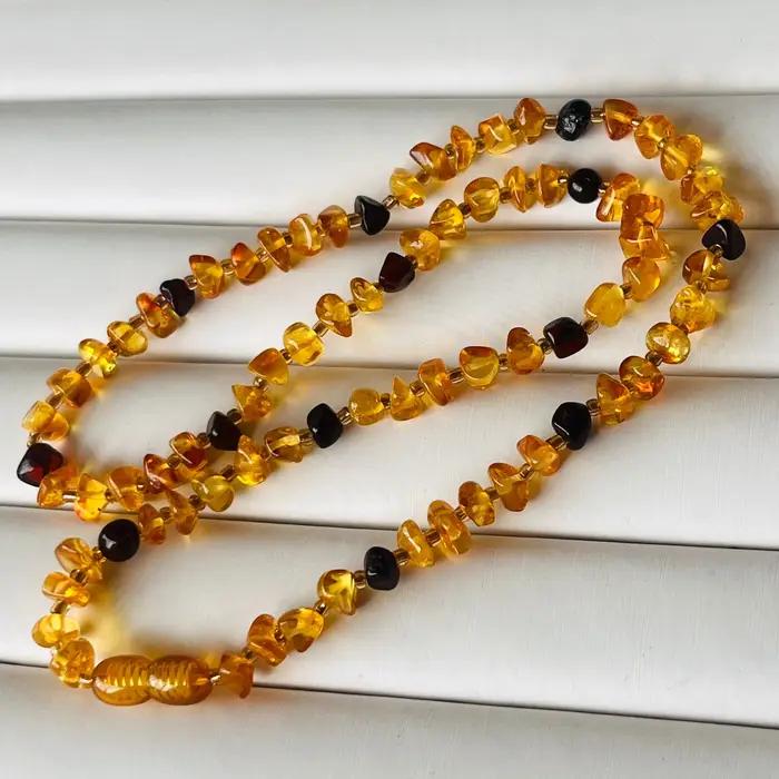 Collier d'ambre naturel baltique solitaire élégant pour femmes occasions spéciales perles dégringolées style classique