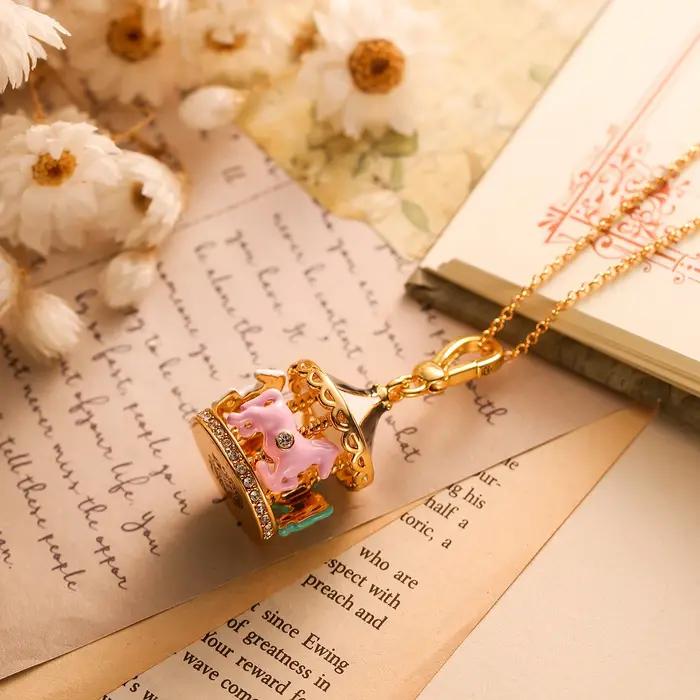 Collier pendentif carrousel en émail exquis