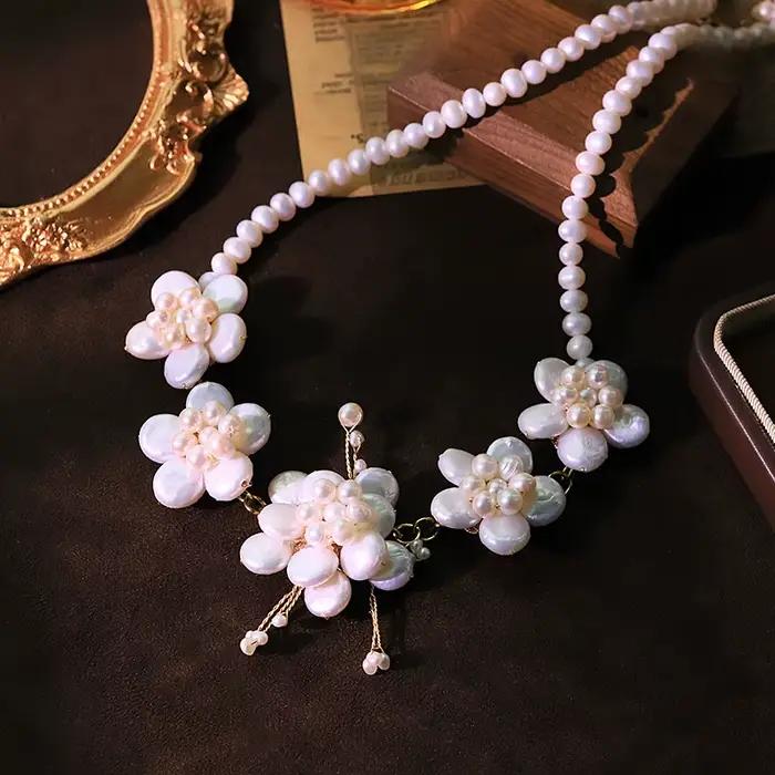 Collier de fleurs baroques en perles naturelles
