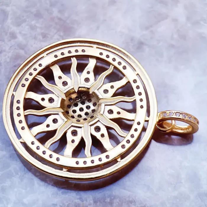 Pendentif couleur or amulette soleil