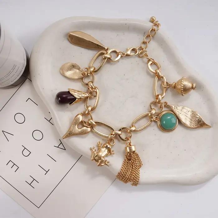 Bracelet à pampilles dorées et pierres précieuses