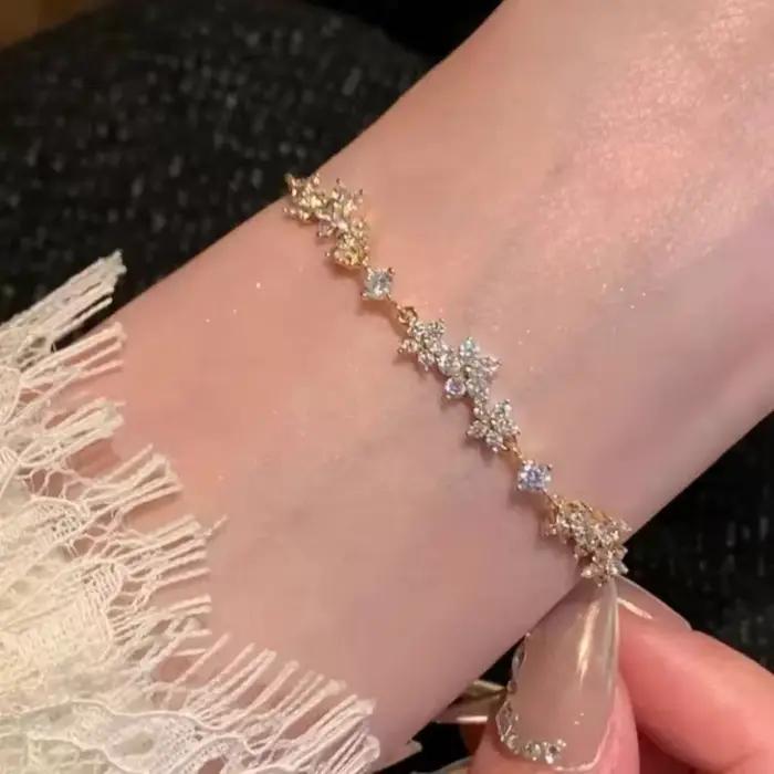 Bracelet fleur en zircone cubique scintillante pour femmes en alliage de zinc avec réglage de la lunette pour usage quotidien et soirées élégantes