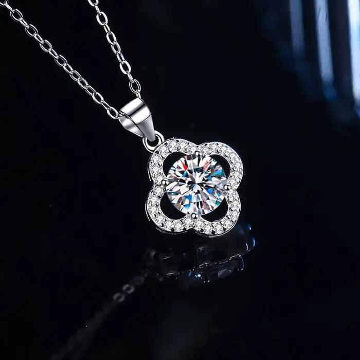 Collier pendentif trèfle à quatre feuilles en argent sterling 925 avec halo moissanite pour femmes occasions spéciales elegance classique