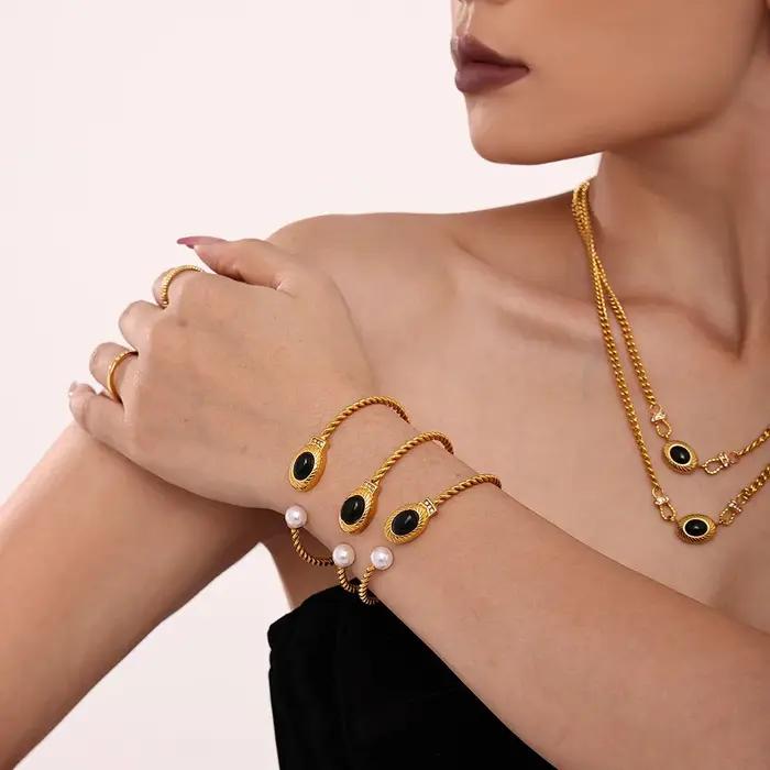 Ensemble de bijoux en acier inoxydable Nobel pour femmes avec pendentif en perle noire ovale plaquée or de luxe pour soirées et occasions spéciales