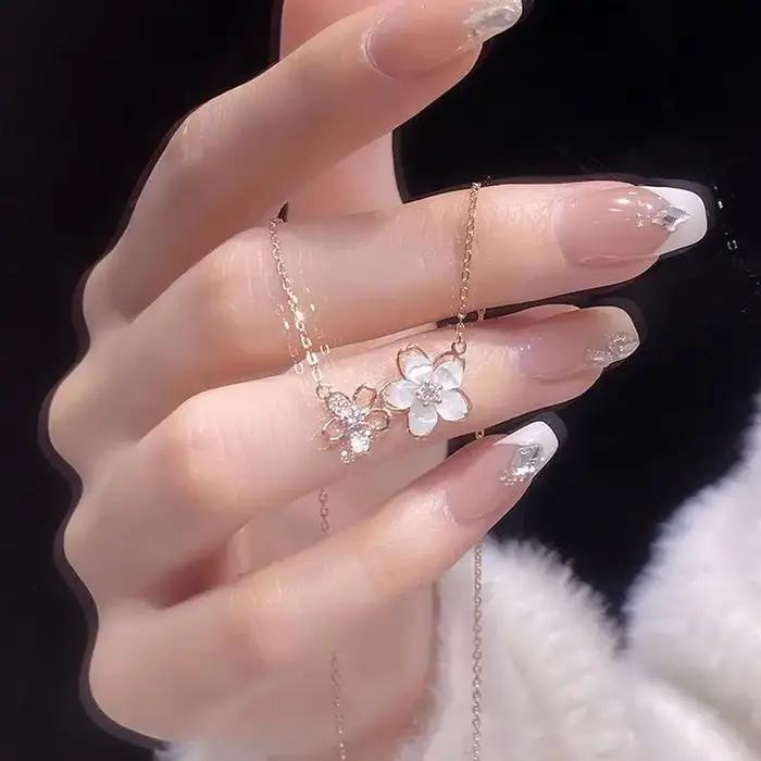 Pendentif Sakura Brillant de Luxe Bijou Femme Collier Fleurs Stéréoscopiques Tendance Haute Qualité Occasions Spéciales