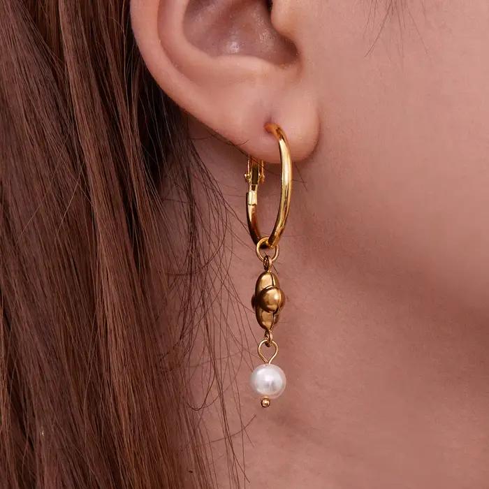 Liora Chic Imitation perle croix boucles d'oreilles pour femmes PVD plaqué or en acier inoxydable hypoallergénique boucles d'oreilles bijoux