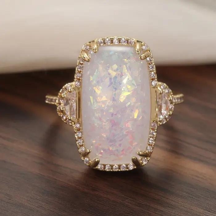 Bague élégante classique incrustée d'opale synthétique blanche plaquée or pour femme
