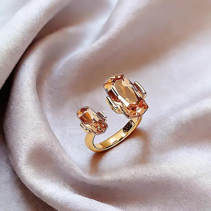Bague en plaqué or 18 carats cristal champagne design moderne pour femmes occasions spéciales partys soirée de gala elegance