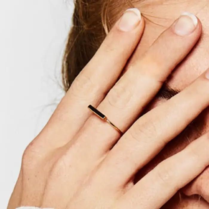 Bague de fiançailles minimaliste personnalisée en acier inoxydable avec lettres gravées pour femmes occasions spéciales et partys