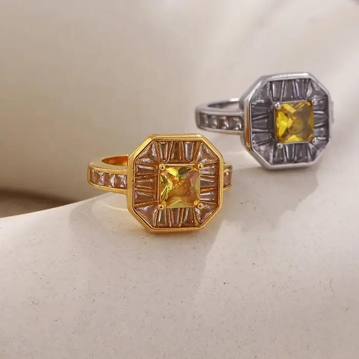 Bague carrée en acier inoxydable plaqué or 18 carats avec zircon cubique jaune