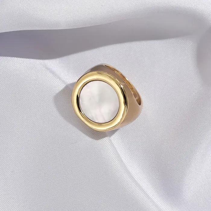 Bague signet en acier inoxydable plaqué or 18 carats avec nacre blanche pour femmes, design moderne, idéal pour le quotidien et les occasions spéciales