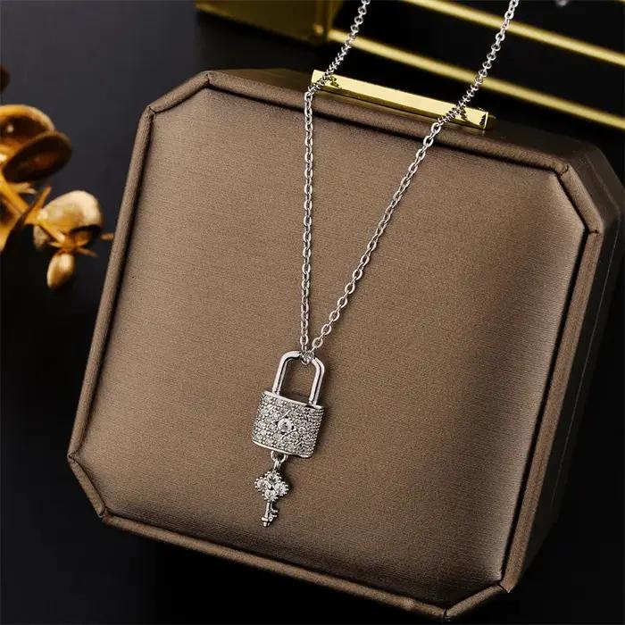 Collier en acier inoxydable avec pendentif clé en zircone cubique pour femmes mode anniversaire