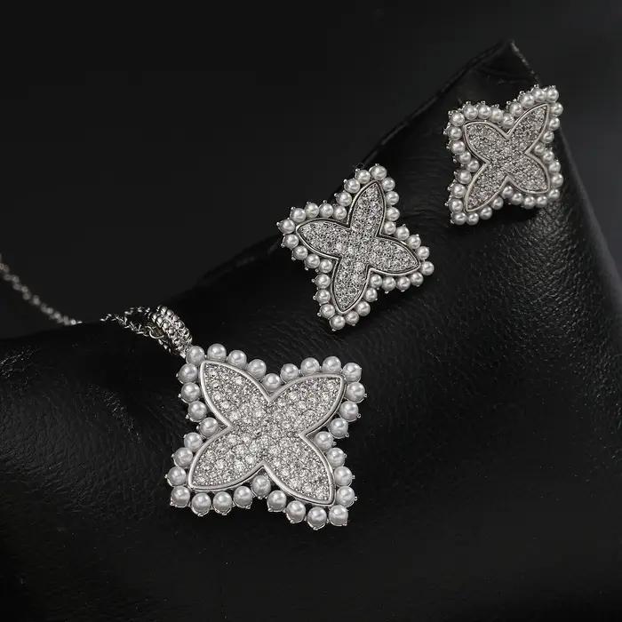 Collier et Boucles d'Oreilles Trèfle Plaqué Or avec Perles et Zirconiums Cubiques pour Occasions Spéciales Femme