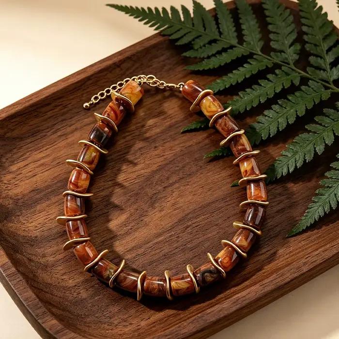 Collier ras du cou cylindrique en résine avec disques d'espacement dorés ondulés irréguliers, chaîne