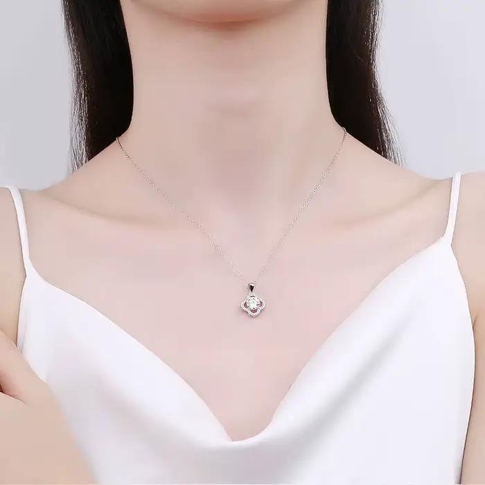 Collier pendentif trèfle à quatre feuilles en argent sterling 925 avec halo moissanite pour femmes occasions spéciales elegance classique