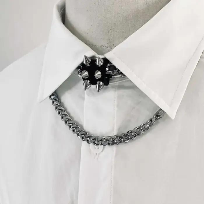Un collier punk, chaîne de clavicule à la mode et polyvalente