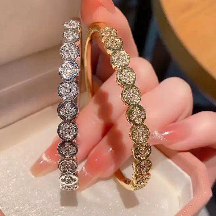 Bracelet de mode couleur or 24 carats élégant pour femmes avec fonction tracker de fitness et design squelette pour occasions spéciales
