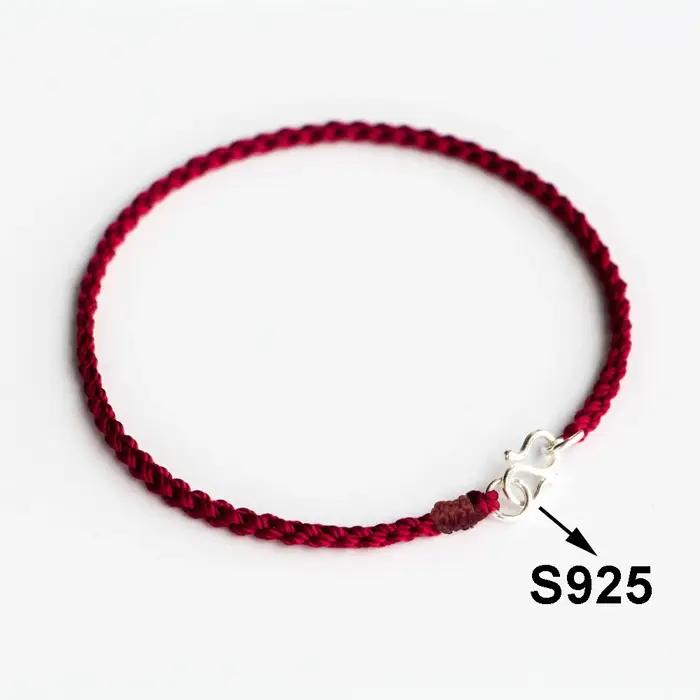 Bracelet à cordes rouges avec fermoir plaqué or