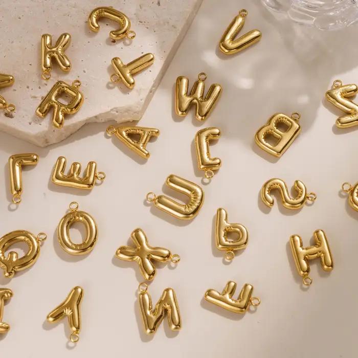 Pendentif lettre personnalisable en acier inoxydable doré alphabet style classique pour femmes occasions spéciales et quotidiennes