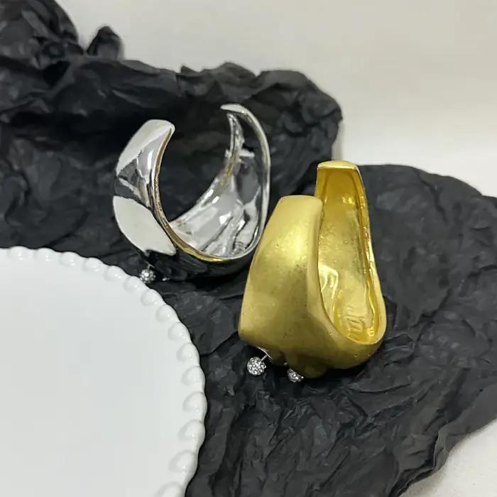 Bracelet manchette à lèvres plaqué métal pour femmes