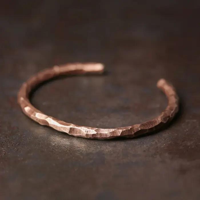 Bracelet en cuivre martelé fait main pour hommes et femmes, style vintage viking rustique steampunk