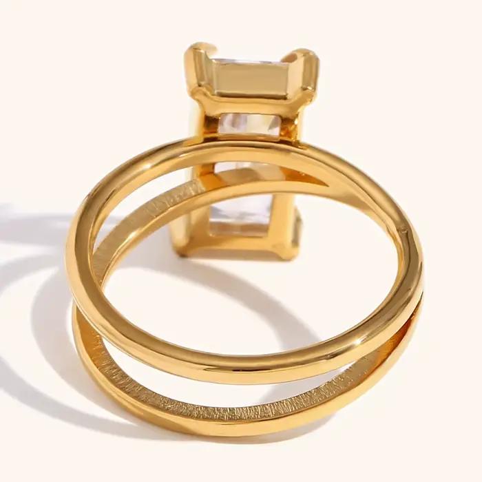 Bague asymétrique rectangulaire en acier inoxydable plaquée or 18 carats avec zirconium blanc pour femmes occasions spéciales parties chic