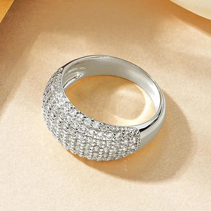 Bague de fête vintage plaquée or 14K sertie de zirconium blanc élégante pour femmes et hommes occasions spéciales anniversaires cérémonies de remises de diplômes soirées de gala voyages moments importants