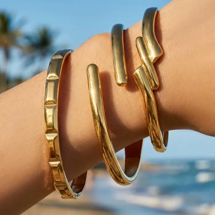 Bracelet en acier inoxydable 316L plaqué or 18 carats pour femmes classique avec finition lisse et multiple couleurs disponibles pour diverses occasions