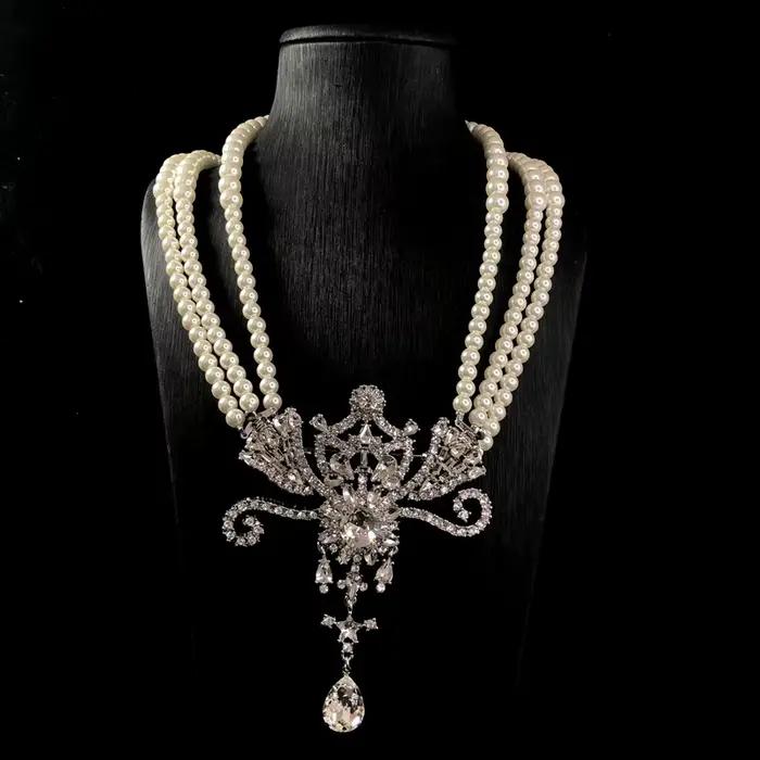 Ensemble de colliers superposés en perles de luxe avec pendentif broche aile de diamant