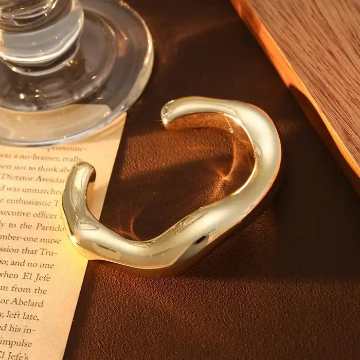Bracelets irréguliers exagérés pour femmes