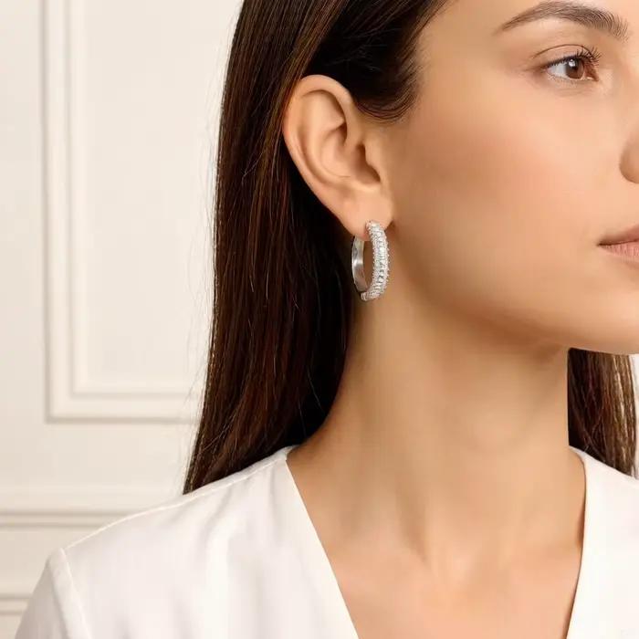 Boucles d'oreilles créoles à charnière avec pierres blanches pavées