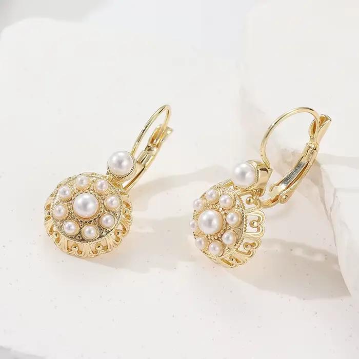 Boucles d'oreilles pendantes vintage élégantes incrustées de perles d'imitation dorées pour femme, accessoires de bijoux charmants pour mariage et anniversaire