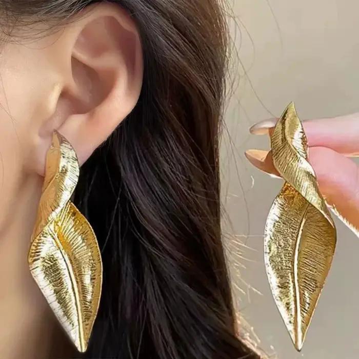 Boucles d'oreilles pendantes rétro exagérées en feuille d'or