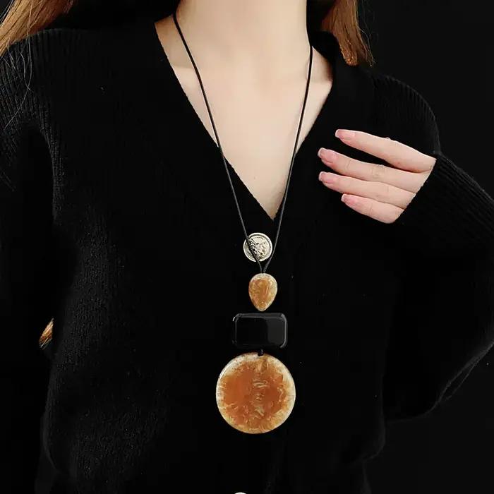 Collier pendentif en résine plate couleur café