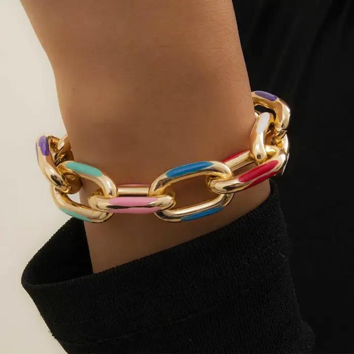 Bracelet chaîne croisée en aluminium peint coloré, élégant et stylé, pour femme
