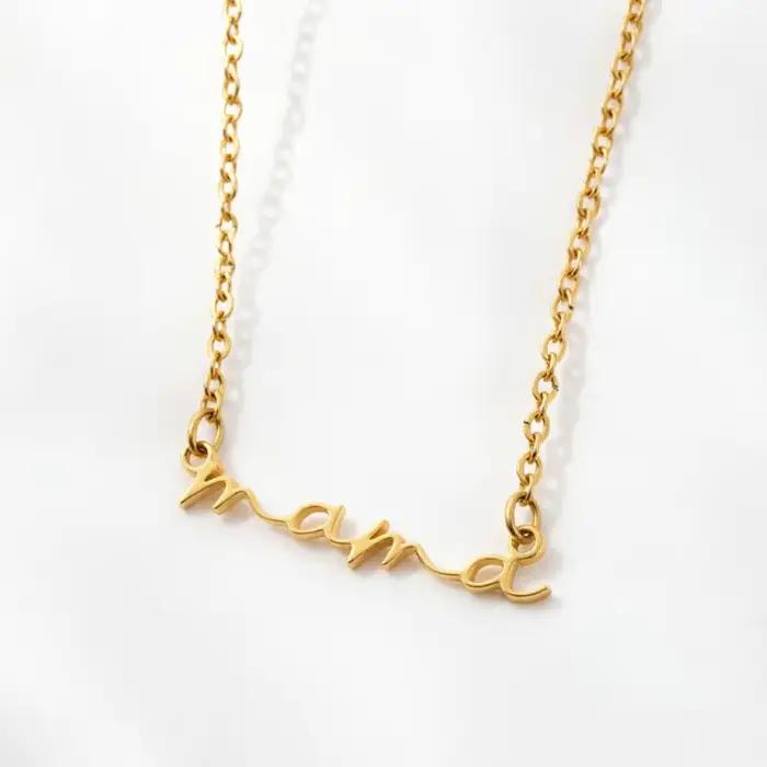 Collier pendentif petite lettre « Maman » pour la Fête des Mères