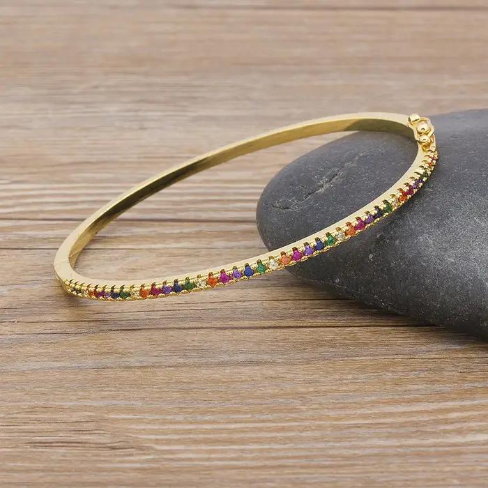 Bracelet arc-en-ciel à breloques en cuivre et zircone