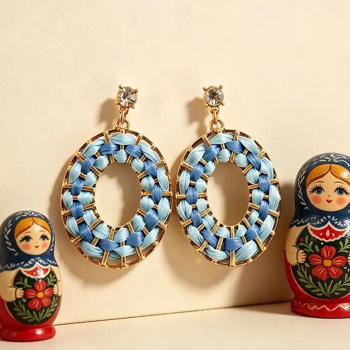 Boucles d'oreilles pendantes en raphia tressé bleu dégradé avec monture dorée et cristaux étincelants