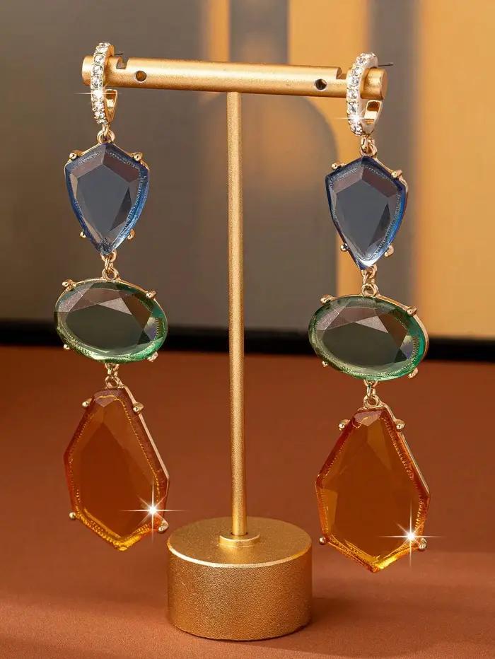 Une paire de boucles d'oreilles de luxe légères