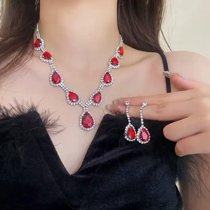 Ensemble de bijoux bohèmes en strass rouge pour femmes collier goutte d'eau et boucles d'oreilles pour occasions spéciales anniversaire mariage