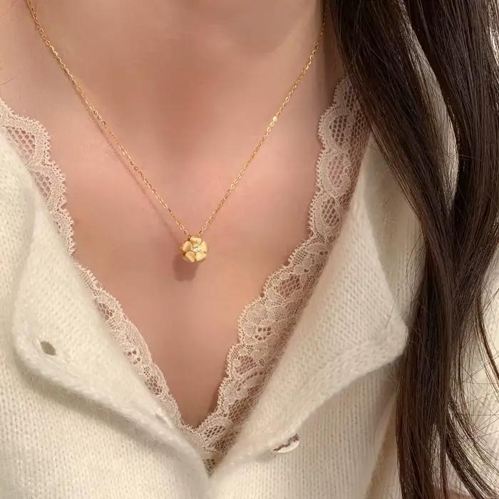 Nouveau collier pendentif fleur petite en or antique avec diamants