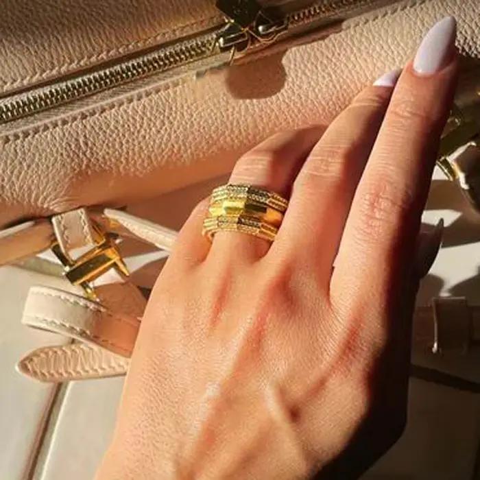 Bague Hexagonale Élégante en Cuivre Plaquée Or Sertie de Zircone Cubique Pour Femmes et Hommes Occasions Spéciales
